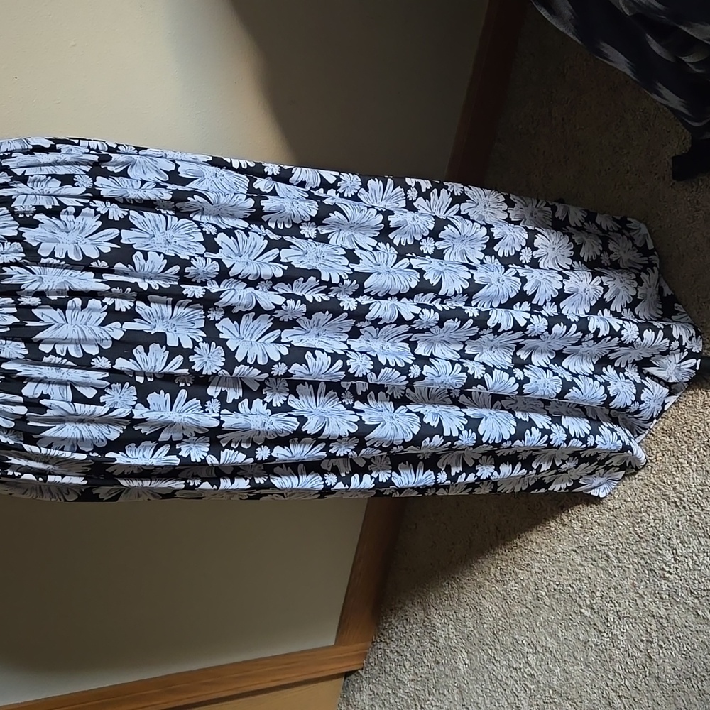Floral Black and White Dress - Picture 2 of 4